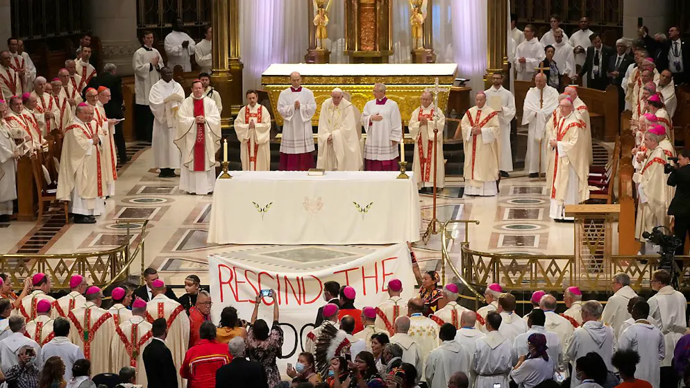 Die Kanada-Reise von Papst Franziskus sollte eigentlich eine Annäherung zwischen der Katholischen Kirche und den indigenen Völkern symbolisieren, deren Mitglieder durch Vertreter der Religionsgemeinschaft missbraucht worden sind. Foto: Gregorio Borgia/AP/dpa