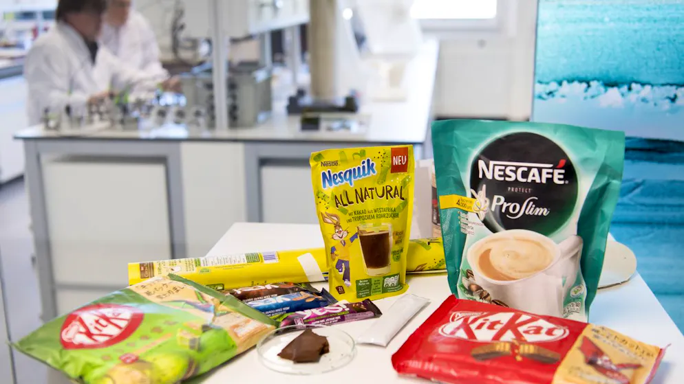 Produkte von Nestlé in einem Forschungsinstitut des Konzerns: Das Unternehmen  hat im ersten Halbjahr zwar mehr umgesetzt, aber unter dem Strich weniger verdient.