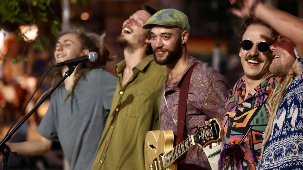 Ein Konzert der Schweizer Band Lauwarm in Bern wurde abgebrochen, nachdem Zuschauer*innen sich über angebliche kulturelle Aneignung beschwert hatten. Doch was steckt eigentlich hinter diesem Konzept?