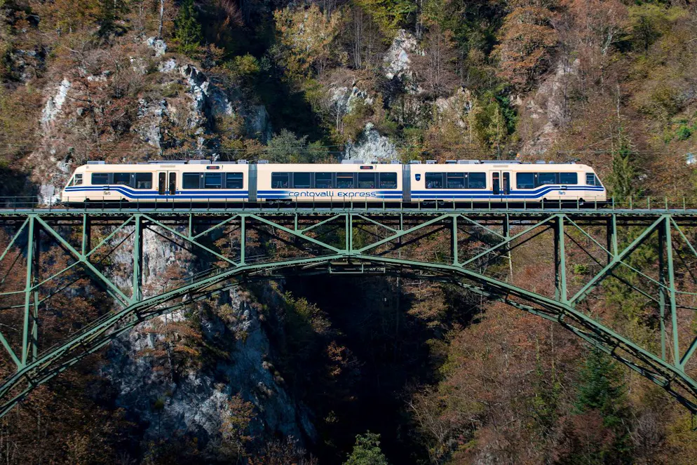 Blick auf einen Zug des Centovalli-Express auf der Centovalli-Bahnlinie. (Symbolbild)