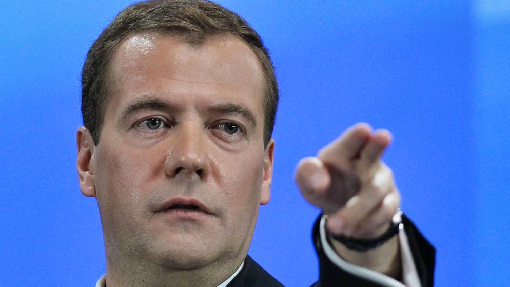Dmitri Medwedew, der von 2008 bis 2012 russischer Präsident war, gilt als enger Vertrauter des heutigen Kremlchefs Wladimir Putin und als absoluter Verfechter des Angriffskriegs gegen die Ukraine.
