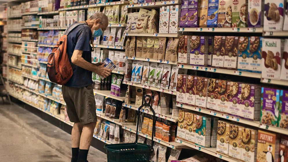Ein Mann kauft in einem Supermarkt in New York ein. Die US-Wirtschaft ist im Frühling geschrumpft.