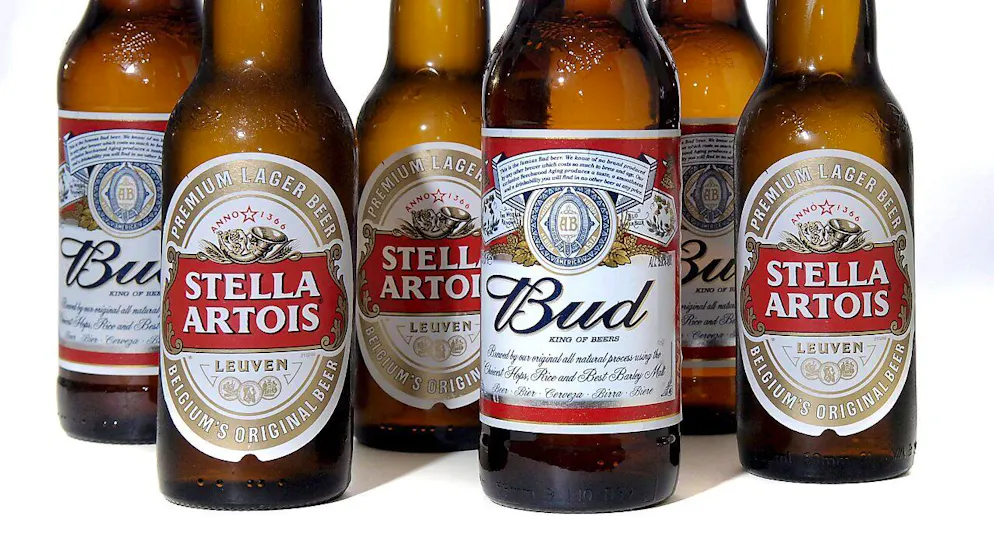 Die weltgrösste Bierbrauerei AB Inbev hat im zweiten Quartal dank höherer Preise für die eigenen Produkte besser abgeschnitten als erwartet. Der Umsatz stieg um gut neun Prozent auf 14,8 Milliarden US-Dollar. (Archivbild)