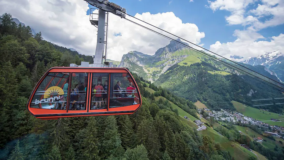 Eine Bahn fährt von der Zwischenstation Ristis auf das Brunni oberhalb von Engelberg OW. (Archivaufnahme)