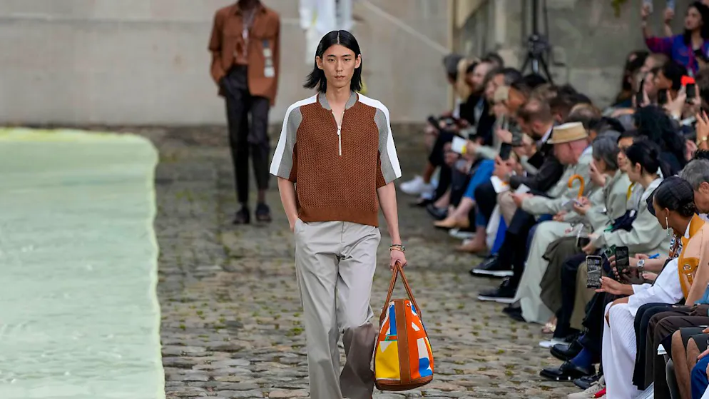 Ein Model trägt die Hermès-Frühlingskollektion für 2023.