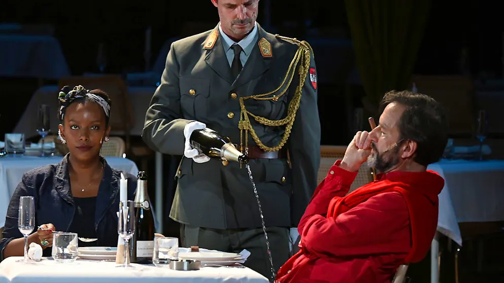 Die Schauspieler Yodit Tarikwa (l-r), Urs Peter Halter und Michael Neuenschwander während einer Fotoprobe von Schnitzlers «Reigen» vor den Salzburger Festspielen. Foto: Barbara Gindl/APA/dpa
