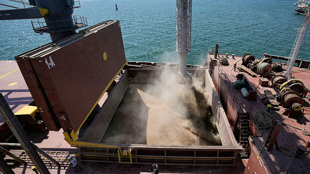 dpatopbilder - ARCHIV - Ein Angestellter des rumänischen Getreideumschlagunternehmens Comvex geht im Schwarzmeerhafen, während Getreide auf ein Schiff verladen wird. Foto: Vadim Ghirda/AP/dpa