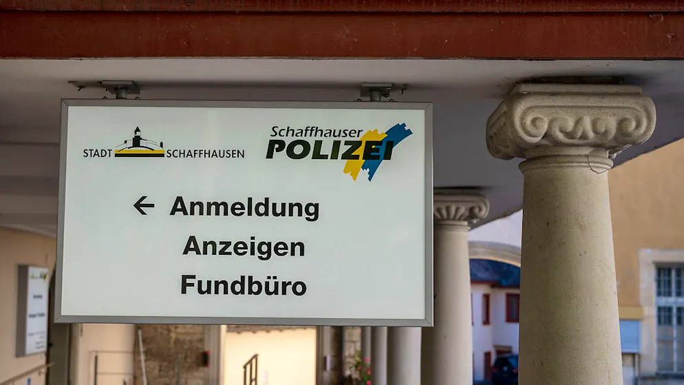Eine Velofahrerin musste nach einer Kollision mit einem Auto in der Stadt Schaffhausen am Freitag ins Spital gebracht werden. (Archivbild)