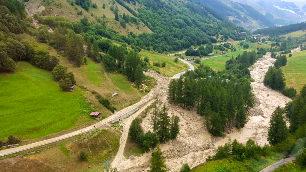 Ein Erdrutsch hatte nach den heftigen Regenfällen von Donnerstagabend die Kantonsstrasse zwischen Wiler und Blatten im Lötschental VS verschüttet. Seit Samstagmittag ist die Strasse wieder passierbar. (Archivbild)