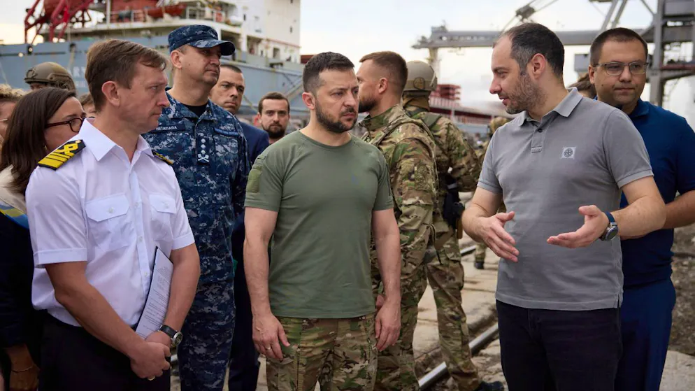 HANDOUT - Wolodymyr Selenskyj (M), Präsident der Ukraine, besucht mit Botschaftern verschiedener Länder und UN-Beamten einen Hafen während der Verladung von Getreide auf ein türkisches Schiff. Foto: -/Ukrainian Presidential Press Office/AP/dpa - ACHTUNG: Nur zur redaktionellen Verwendung im Zusammenhang mit der aktuellen Berichterstattung und nur mit vollständiger Nennung des vorstehenden Credits