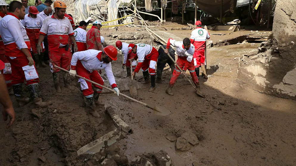 Rettungskräfte beseitigen Schlamm und Geröll nach einer Sturzflut in dem Dorf Imamzadeh Davood nordwestlich von Teheran. Foto: Vahid Salemi/AP/dpa