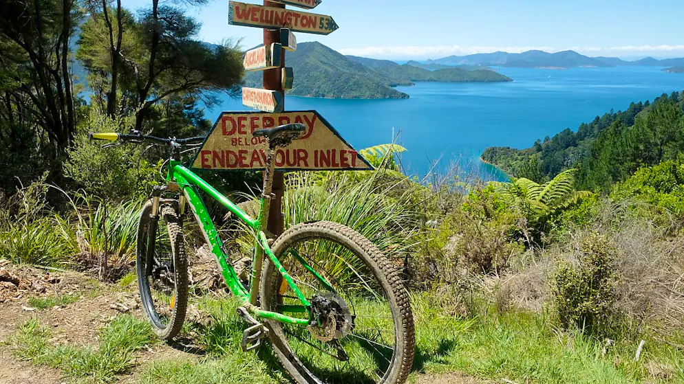 ARCHIV - Ein Mountainbike steht an einem Wegweiser vor der Deep Bay, einer von mehreren Buchten des Endeavour Inlets. Foto: Florian Sanktjohanser/dpa-tmn/dpa