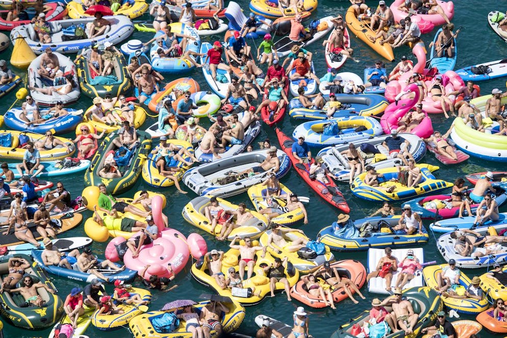 Certo, non è così affollato come al Red Bull Cliff Diving sul lago Viewaldstättersee, ma il Böötle sui fiumi svizzeri è sempre coloratissimo. (Archivio)