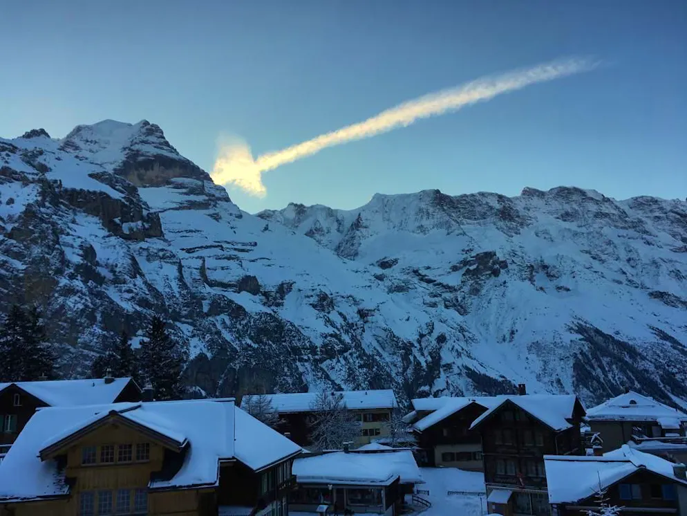 Beschreiben Sie die Schweiz in einem Bild. «Das ist für mich auch die Schweiz: Eine grossartige Landschaftskulisse, subtropisch bis Permafrost – so richtig zum Ferien machen. Der Wolkenpfeil (nein, kein Photoshop) zeigt auf den Grossen Aletschgletscher – und die grossen Umweltprobleme: Klimaerwärmung, Gletscherschmelze……, das müssen wir in den Griff bekommen. Unabhängig vom Parteibuch. Jetzt, sofort!», sagt...