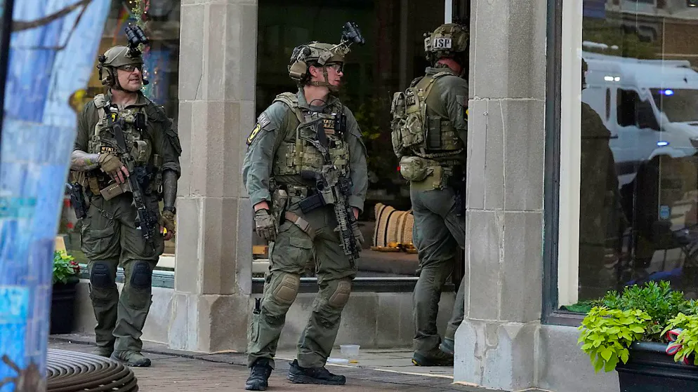 Beamte ermitteln in der Innenstadt eines Vororts von Chicago, nachdem ein Schütze bei einer Parade anlässlich des Nationalfeiertags in den USA das Feuer eröffnet hatte. Foto: Nam Y. Huh/AP/dpa