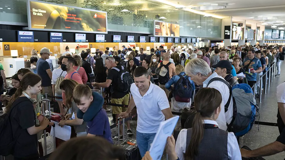 Die Schweiz darf Flugpassagierdaten nicht fünf Jahre lang aufbewahren: Passagiere am 15. Juli im Flughafen Zürich. (Archivbild)