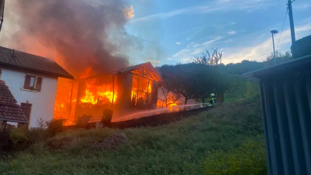 In der Gemeinde Crans-Montana im Kanton Wallis sind am Samstagabend eine Scheune, ein Gartenhaus und ein Wohnhaus in Brand geraten.