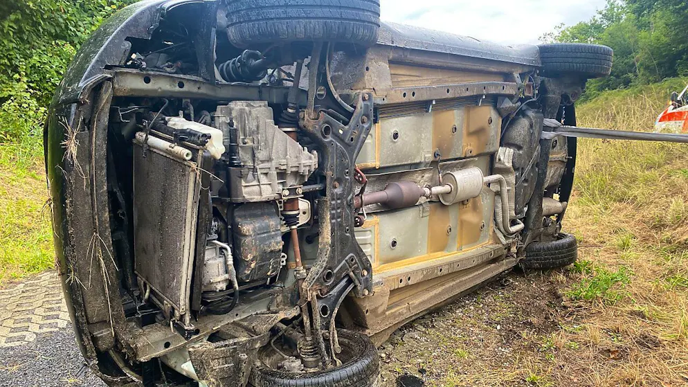 Der Unfallwagen nach dem Mehrfachüberschlag.