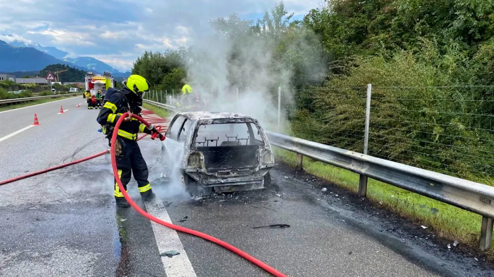 Das Auto brannte auf der Südspur der Autobahn A13 bei Domat-Ems vollständig aus.