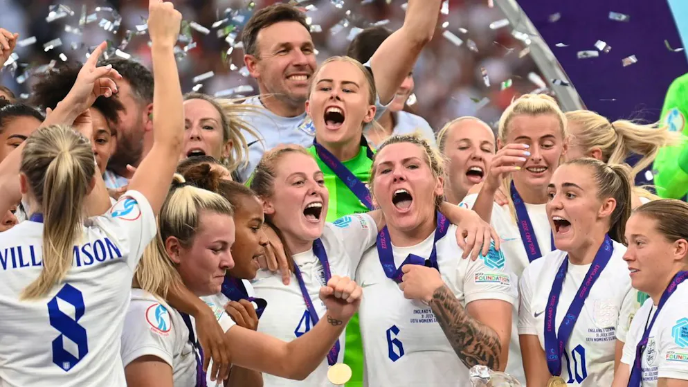 Die Engländerinnen feiern dank eines dramatischen Sieges über Deutschland ihren ersten EM-Titel.