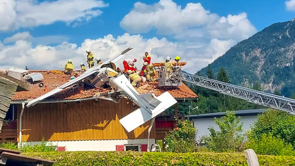 In Höfen im Tirol im Westen Österreichs stürzte am Sonntag ein Flugzeug auf ein Hausdach. Die beiden Flugzeuginsassen wurden schwer verletzt.