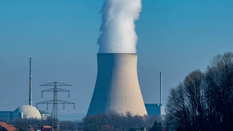 Wasserdampf steigt aus dem Kühlturm des Atomkraftwerks Isar 2 in Essenbach, Deutschland. Die deutsche Klimaaktivistin Luisa Neubauer hält eine Verlängerung der AKW-Laufzeitverlängerung für akzeptabel.