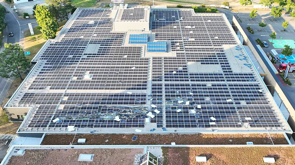 Auf dem Dach des Einkaufszentrums explodierten am Samstag mehrere Solarpanels.