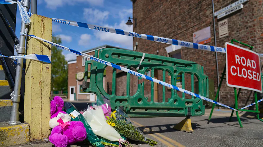 Blumen wurden in der Nähe des Tatorts, wo ein neunjähriges Mädchen an den Folgen einer mutmaßlichen Stichverletzung starb niedergelegt. Nach der Tötung eines neunjährigen Mädchens in England sucht die Polizei mit Fotos nach einem Verdächtigen. Foto: Joe Giddens/PA Wire/dpa