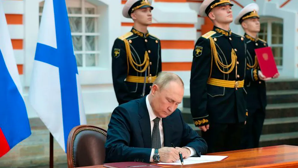Der russische Präsident Wladimir Putin (l) unterzeichnet die Dekrete zur Verabschiedung der Marinedoktrin und der Schiffscharta der russischen Marine im Staatlichen Historischen Museum in der Peter-und-Paul-Festung in St. Petersburg vor der grossen Marine-Parade zum Tag der russischen Marine. 