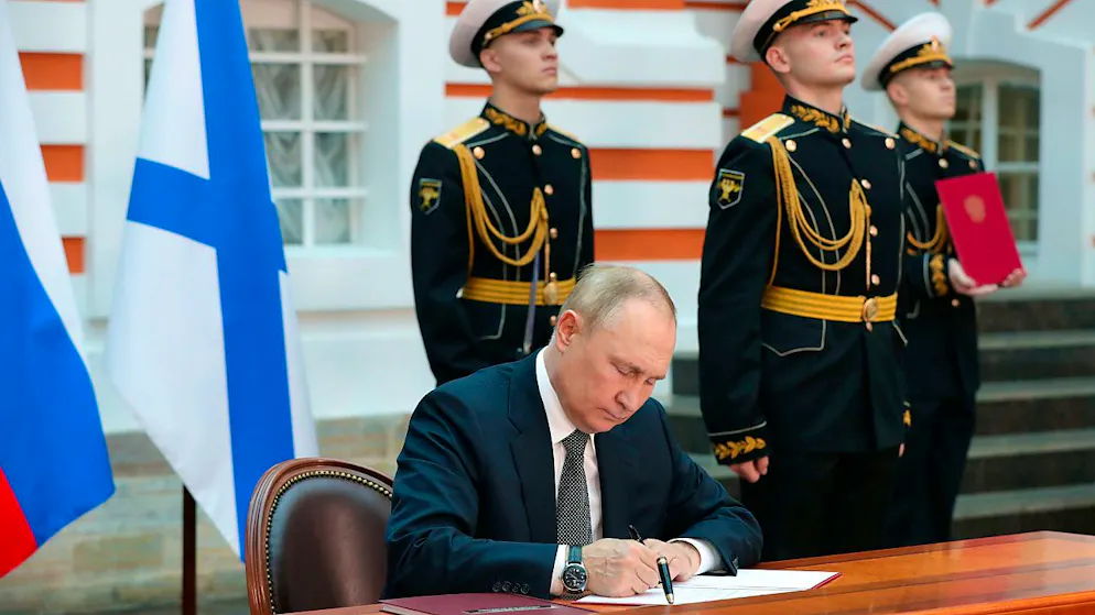 Wladimir Putin (l), Präsident von Russland, unterzeichnet die Dekrete zur Verabschiedung der Marinedoktrin und der Schiffscharta der russischen Marine. Foto: Mikhail Klimentyev/Pool Sputnik Kremlin/AP/dpa
