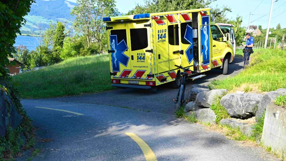 Auf dem Stranweg in Bollingen kam am Sonntagmorgen ein betrunkener Elektrovelofahrer zu Fall.