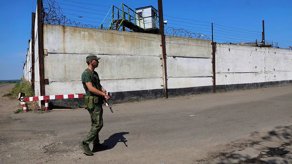 Ein Soldat steht am Freitag Wache neben der Mauer eines Gefängnisses in Oleniwka, in einem von den von Russland unterstützten Separatisten kontrollierten Gebiet. Foto: -/AP/dpa