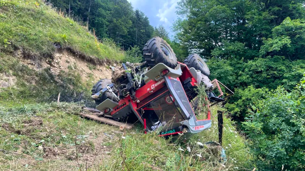 Der Lenker des Traktors wurde bei dem Unfall in Lauwil BL schwer verletzt.