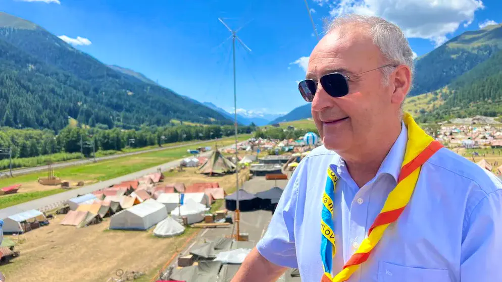 Wirtschaftsminister Guy Parmelin beim Besuch des Pfadi-Bundeslager im Goms VS.