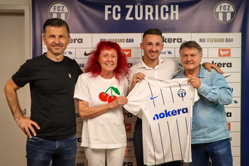Das Präsidentenpaar und Marinko Jurendic präsentieren den Neuzugang beim FCZ.