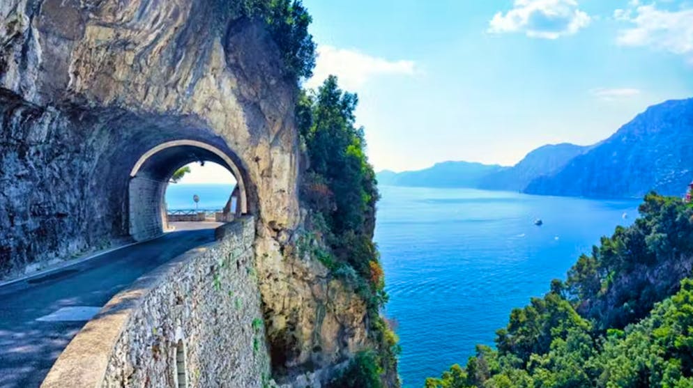 Anche gli autobus turistici devono rispettare le nuove norme di circolazione, che dovrebbero limitare il traffico sulla stretta strada costiera nei fine settimana estivi. I taxi e i mezzi pubblici possono circolare liberamente.