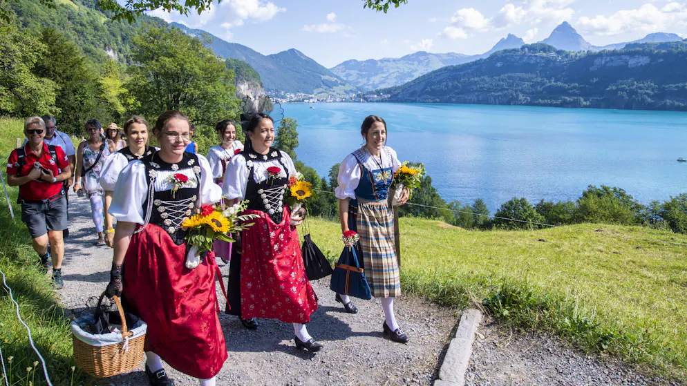 Die Besucherinnen sind auf dem Weg zu den Feierlichkeiten auf der Rütli-Wiese während der Bundesfeier auf dem Rütli. Dort steht später das Schwingen im Zentrum.