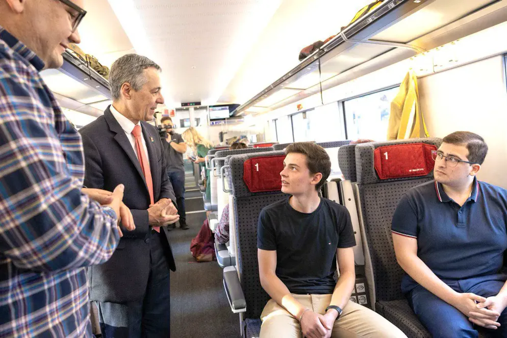 Die schönsten Bilder des Nationalfeiertags. Bundespräsident Ignazio Cassis spricht auf seiner «Reise durch die moderne Schweiz»mit zwei Fahrgästen.
