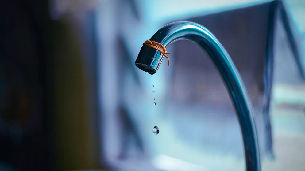 Es gibt bessere Möglichkeiten, als den tropfenden Wasserhahn mit einem Gummiband zu verarzten.