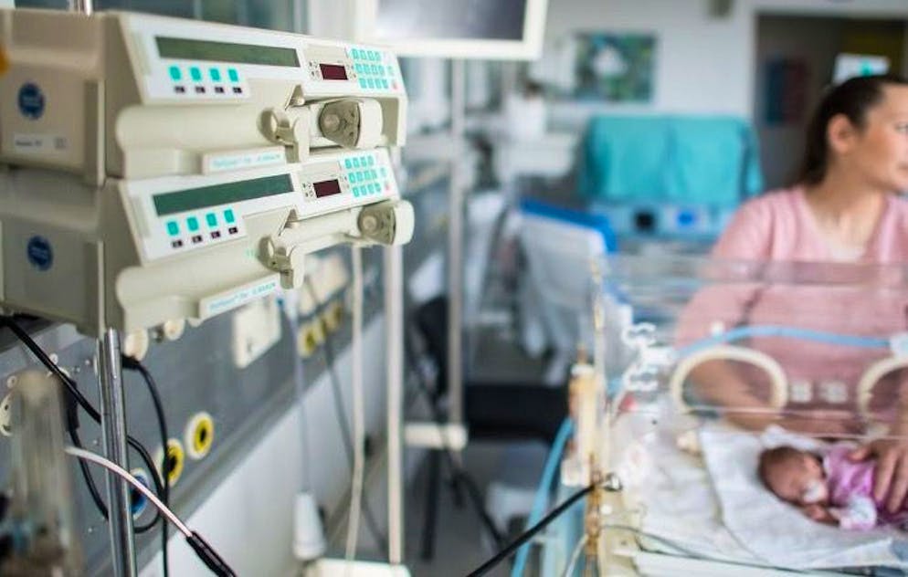 Un'incubatrice protegge il neonato prematuro dalle condizioni ambientali naturali che il bambino nato in anticipo non può ancora affrontare. (Immagine simbolica)