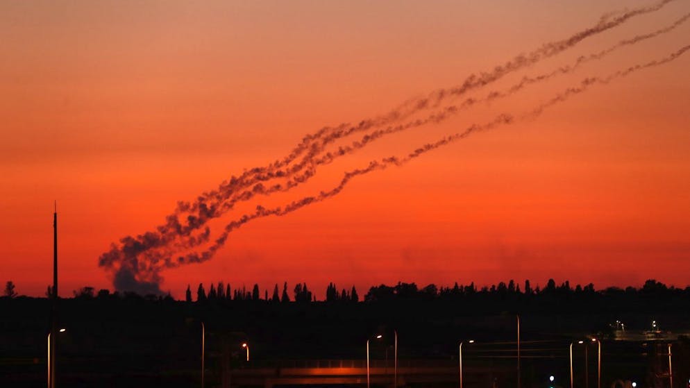 Die militante Palästinenserorganisation Islamischer Dschihad hat nach Angaben der israelischen Armee 900 Raketen aus dem Gaza-Streifen Richtung Israel abgefeuert.