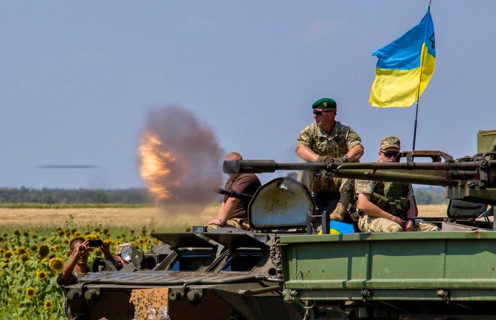Alcuni soldati ucraini effettuano delle esercitazioni vicino al villaggio di Urzuf, non lontano da Mariupol, nella regione di Donetsk . EPA/IRINA GORBASYOVA