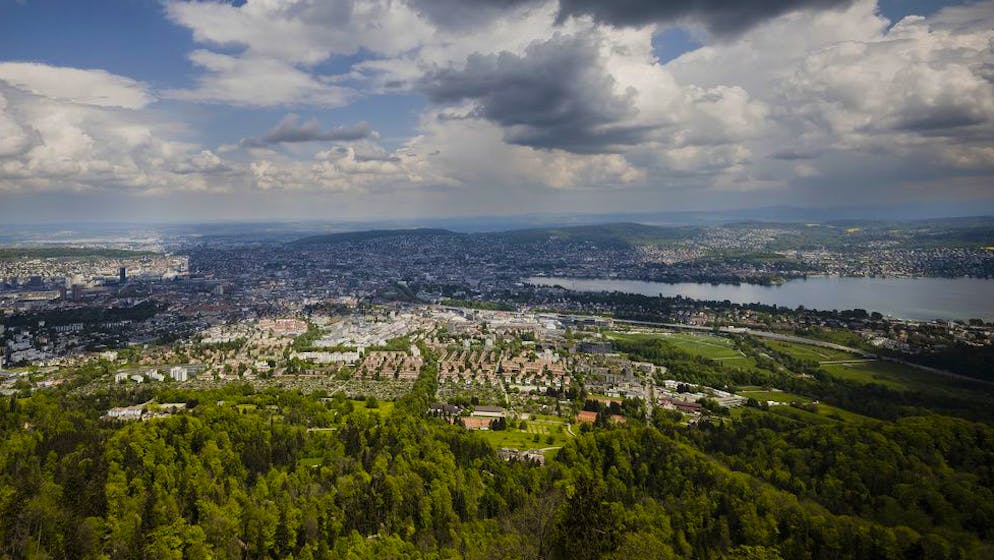 View of the city of Zurich and the Lake Zurich, from the Hotel Uto Kulm, on the Utliberg in Zurich on Wednesday, May 4, 2022.  (Keystone/Michael Buholzer)