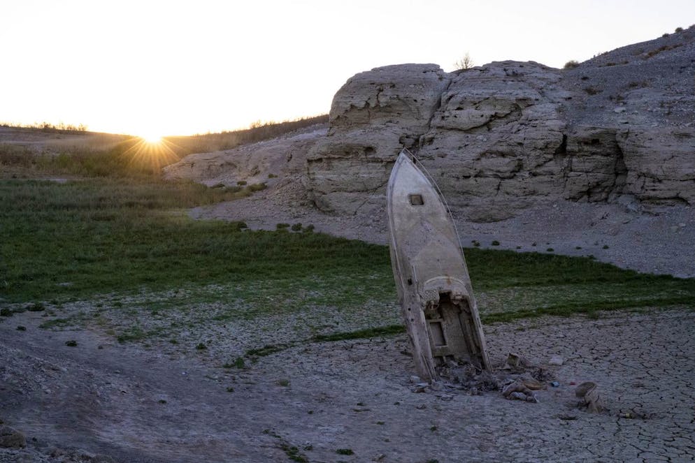 Lac Mead. Un ancien bateau coulé se trouve à la verticale le long du rivage du lac Mead dans la zone de loisirs nationale du lac Mead à Boulder City, Nevada, États-Unis, le 1er juillet 2022. Le US Bureau of Reclamation a récemment indiqué que les niveaux d'eau du lac Mead, le plus grand réservoir artificiel d'Amérique du Nord, sont tombés à environ 1 044 pieds au-dessus du niveau de la mer, soit les niveaux d'eau les plus bas jamais enregistrés depuis qu'il a été rempli en 1937 après la construction du barrage Hoover.