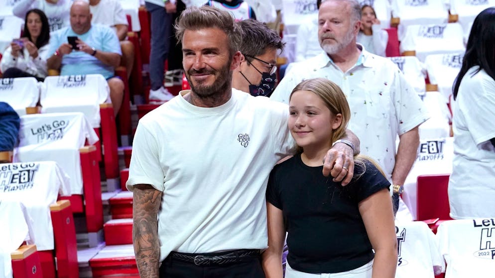 «Peinlicher Papa-Moment». Beckham will mitsingen, doch seine Tochter klemmt ihn ab