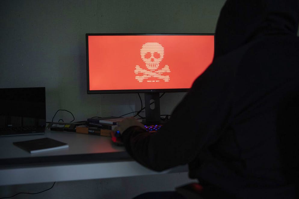 Alors que les cyberattaques se multiplient en Suisse, les spécialistes accusent les politiques de ne pas en faire assez. Le pays risque de le payer cher.