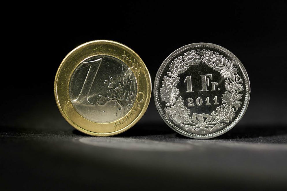 La paire de devises euro-franc est passée début juillet sous la parité, niveau en-dessous duquel elle évolue depuis.