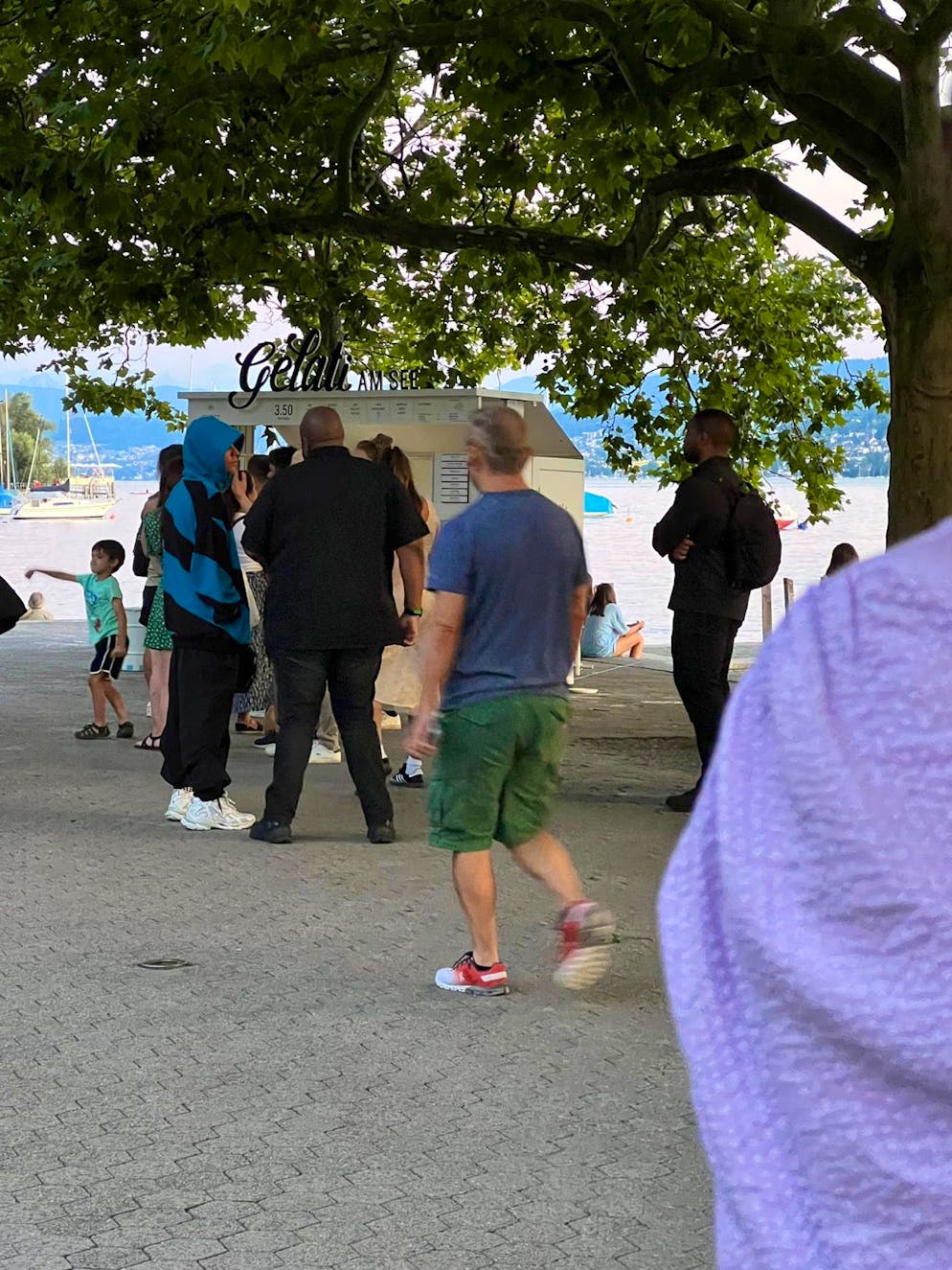 Justin und Hailey Bieber in Zürich. Hier sieht man einen Superstar beim Glace-holen: Der Mann im blauen Hoodie ist Justin Bieber.