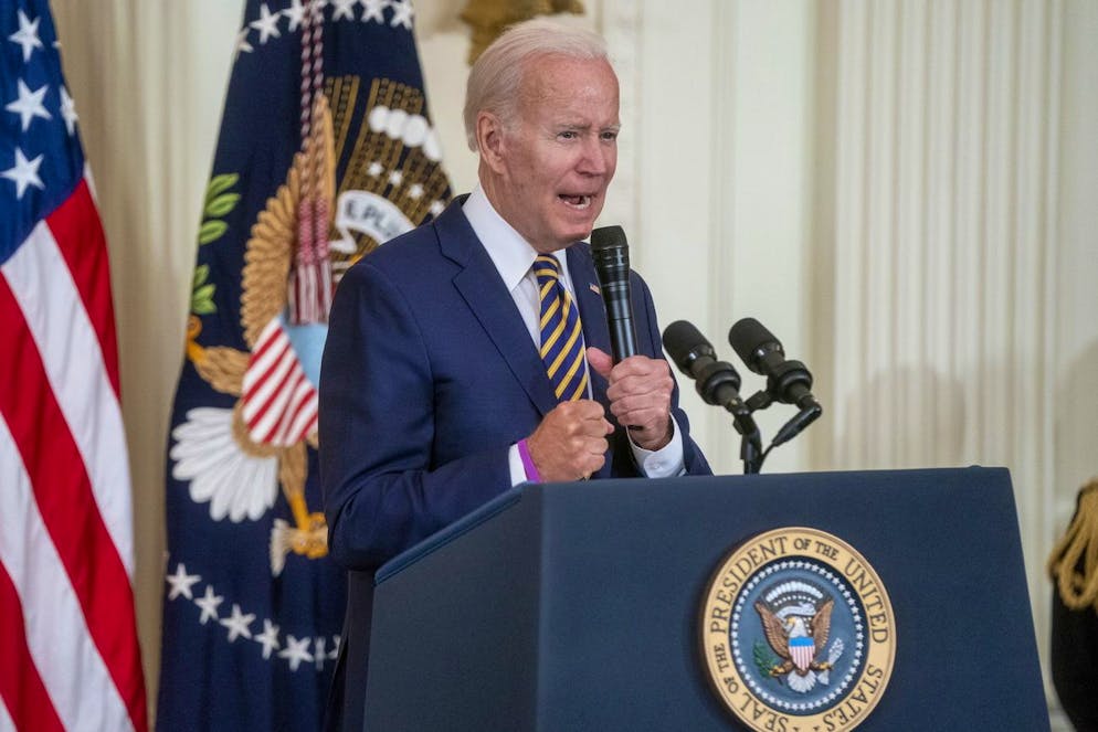 Für US-Präsident Biden ist die sich abschwächende Infaltionsrate eine gute Nachricht – die hohe Inflation setzt ihn politisch unter Druck.