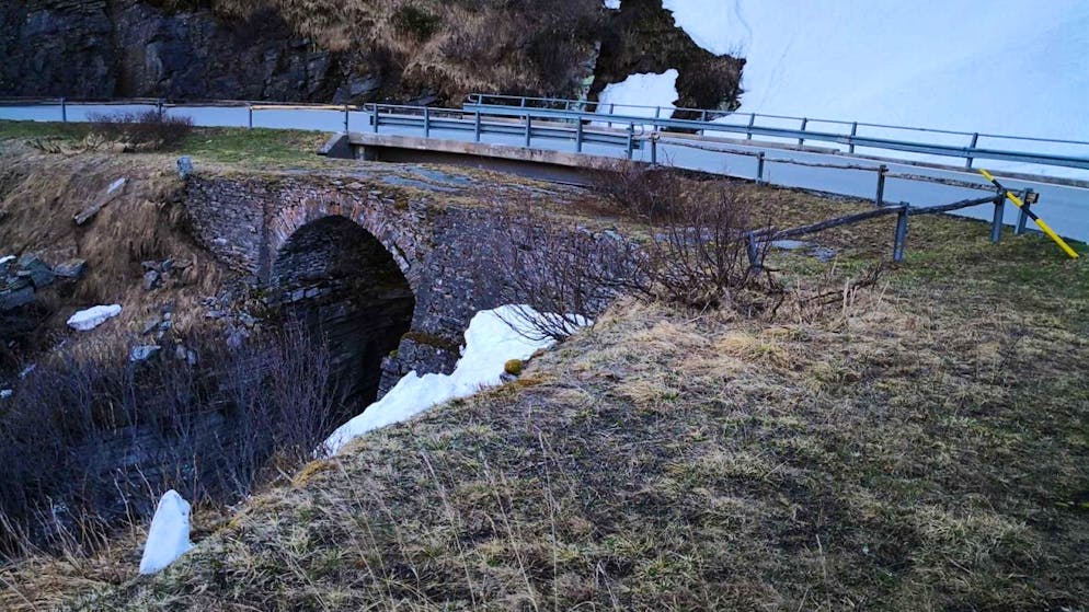 Il vecchio ponte ad arco in pietra "Casott" sul Passo del San Bernardino doveva essere smantellato. Dopo varie obiezioni, ora mantenuto recuperato.